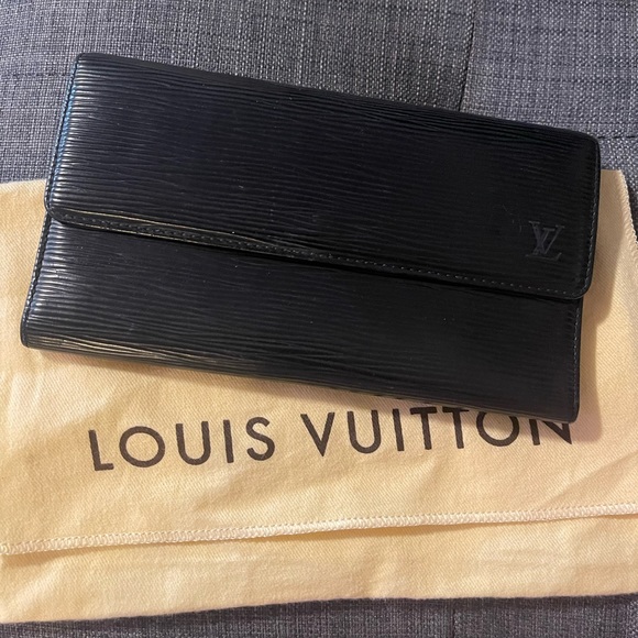 ❤️SOLD❤️ Pre-loved LOUIS VUITTON Black Epi International Wallet - Picture 1 of 8